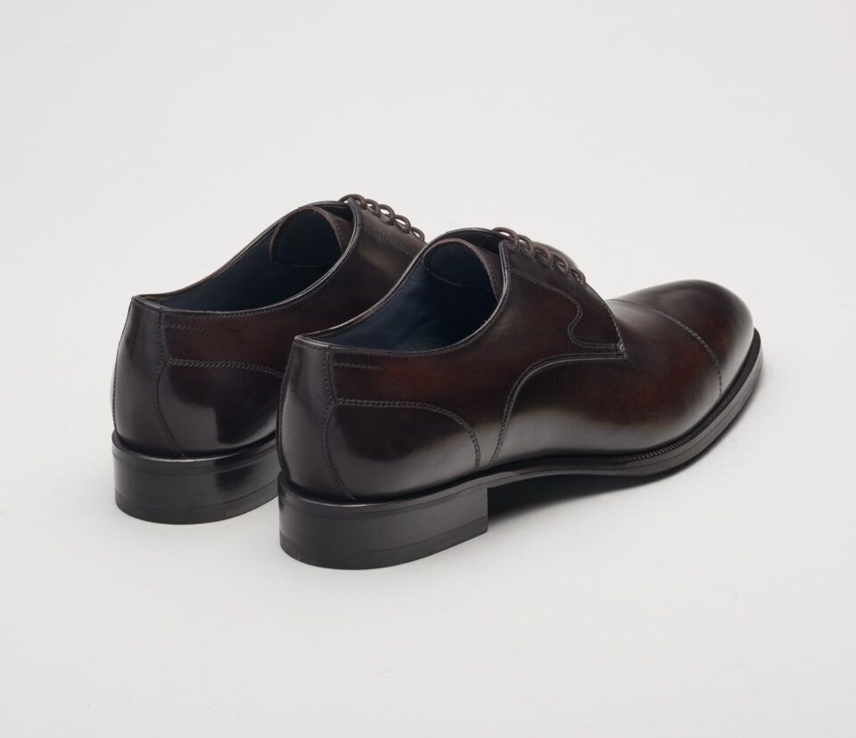 (product) Bergamo Oxford Nero Fondente, Angled pair view